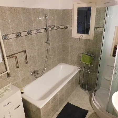 Perfect Location Spacious 4 Bedroom Flat For 11 Guests