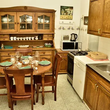 Appartamento Perfect Location Spacious 4 Bedroom Flat For 11 Guests Budapest