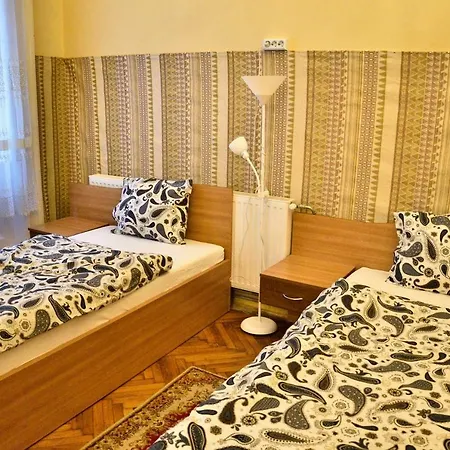 Perfect Location Spacious 4 Bedroom Flat For 11 Guests