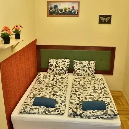 Perfect Location Spacious 4 Bedroom Flat For 11 Guests *