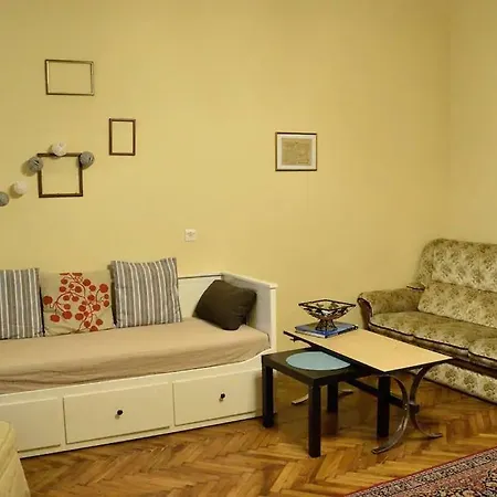 Perfect Location Spacious 4 Bedroom Flat For 11 Guests * Budapest